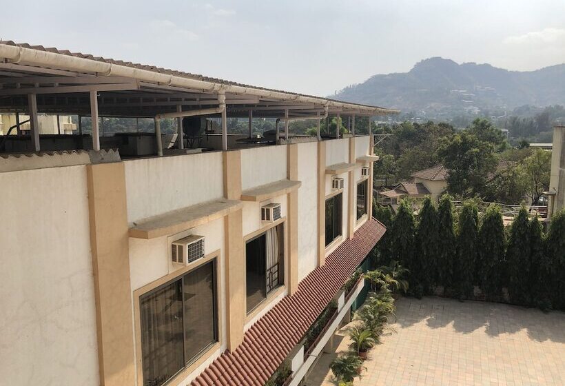 带特大床的标准间, Resort Silver Hills Lonavala