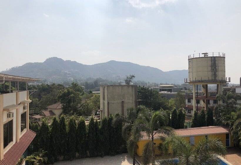 带特大床的标准间, Resort Silver Hills Lonavala