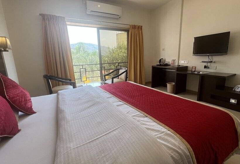 带特大床的标准间, Resort Silver Hills Lonavala