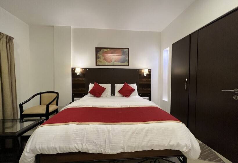 带特大床的标准间, Resort Silver Hills Lonavala