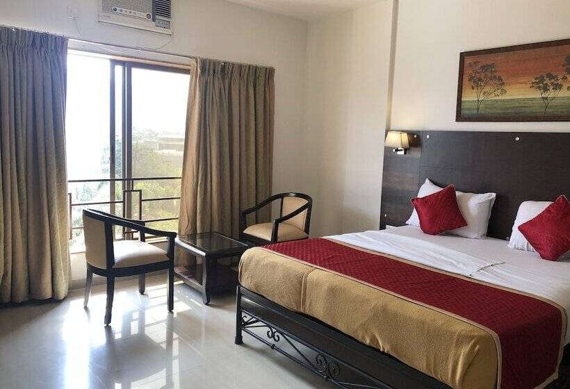 带特大床的标准间, Resort Silver Hills Lonavala
