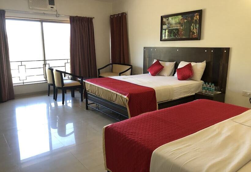 四人豪华间, Resort Silver Hills Lonavala