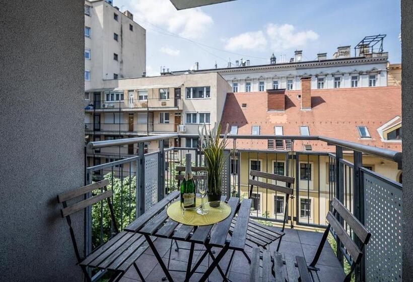 Superior-studio, Vagabond Downtown