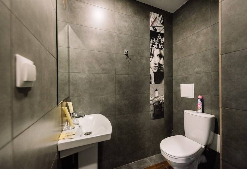 اتاق استاندارد, West