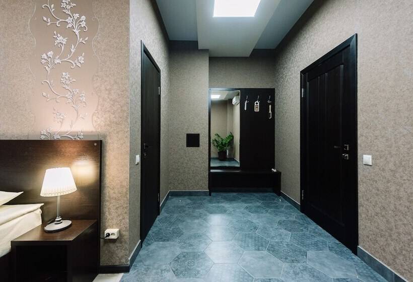 اتاق لوکس, West