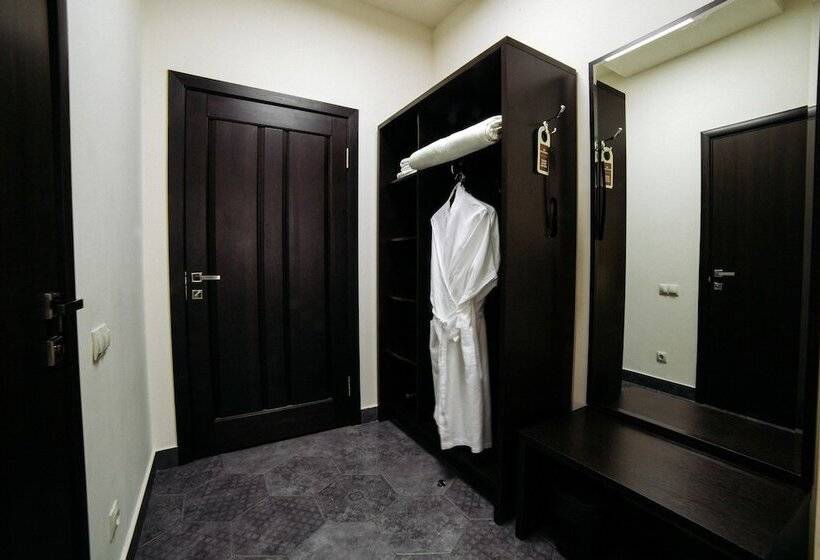 اتاق استاندارد, West