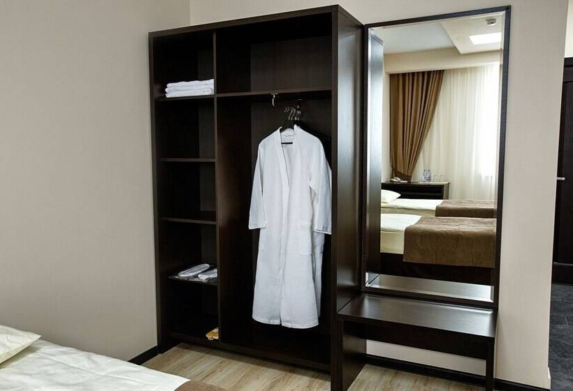 اتاق سوپریور, West