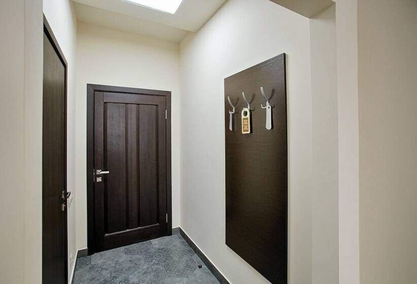 اتاق سوپریور, West