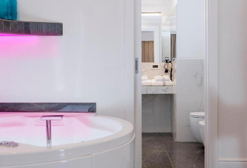 اتاق استاندارد با وان آب گرم, Navona Style