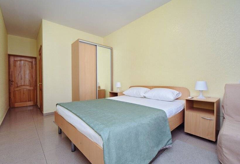 اتاق استاندارد سه تخته با بالکن, Assol