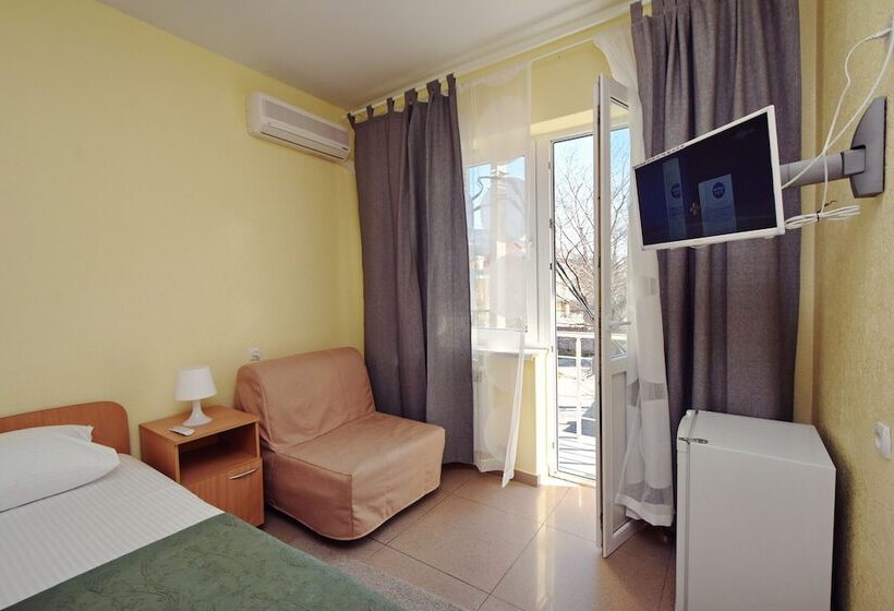 اتاق استاندارد سه تخته با بالکن, Assol