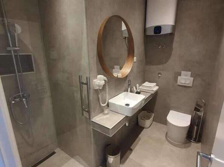 اتاق لوکس با بالکن و چشمانداز دریا, Rooms Nadia