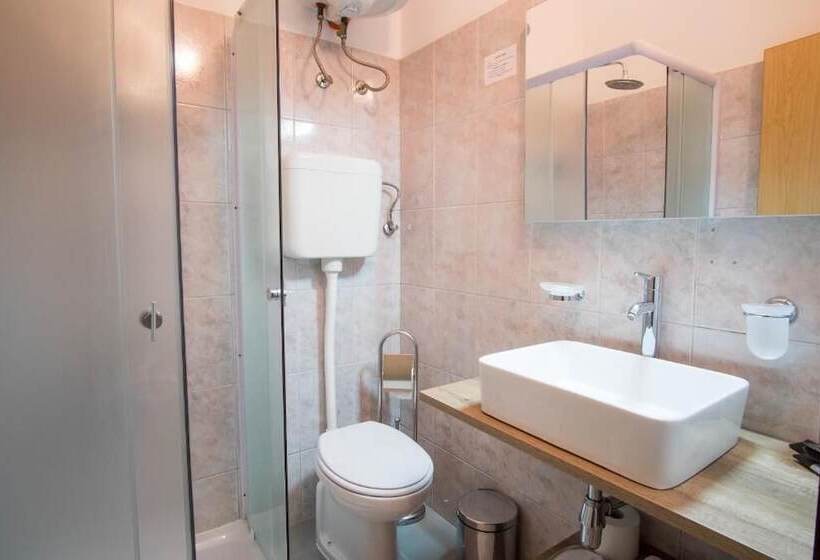 اتاق یک تخته با چشمانداز باغ, Rooms Nadia