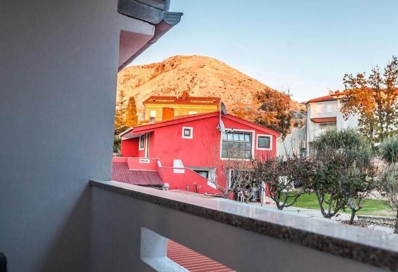 اتاق یک تخته با چشمانداز باغ, Rooms Nadia