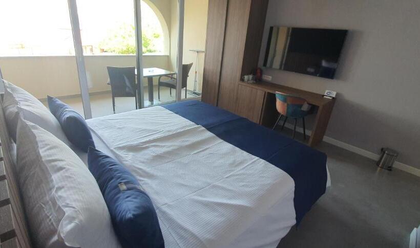 اتاق استاندارد با بالکن و چشمانداز دریا, Rooms Nadia