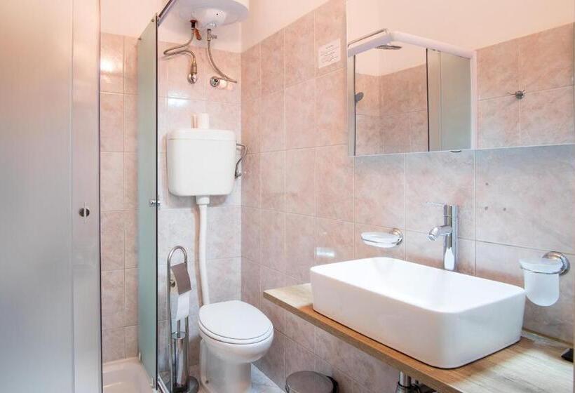 اتاق استاندارد با بالکن و چشمانداز باغ, Rooms Nadia