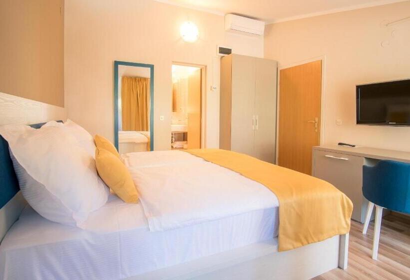 اتاق استاندارد با بالکن و چشمانداز باغ, Rooms Nadia