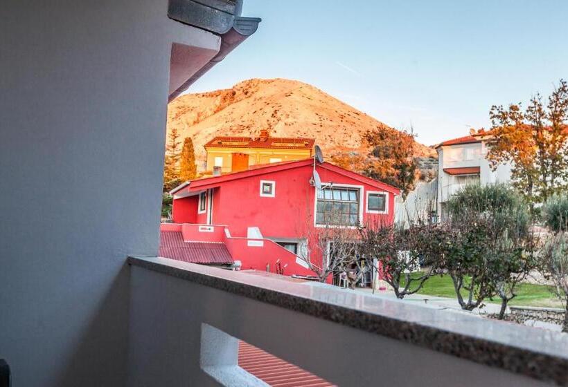 اتاق یک تخته با چشمانداز باغ, Rooms Nadia