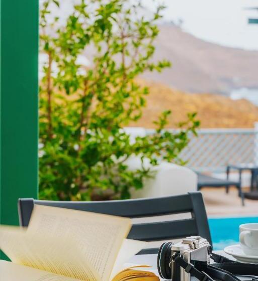 스탠다드 스튜디오, Aelia Apartments & Suites