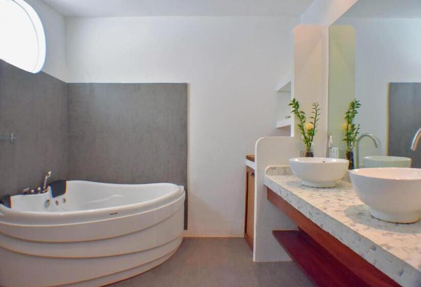 اتاق لوکس با وان آب گرم, El Nido Moringa Resort