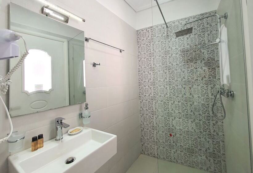 غرفة أساسية, Joan