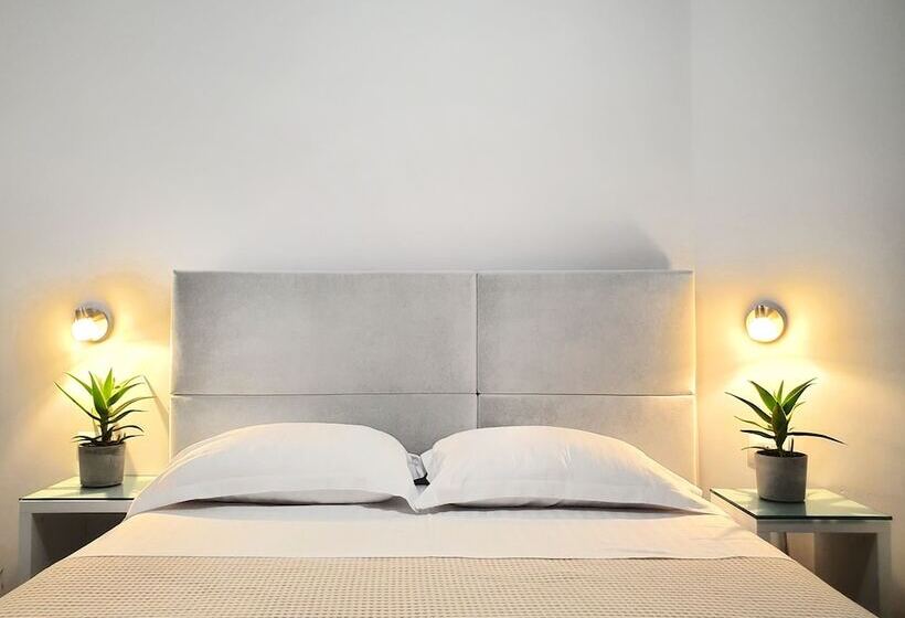 غرفة أساسية, Joan