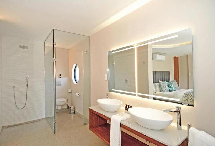 اتاق لوکس, 7 On Marine