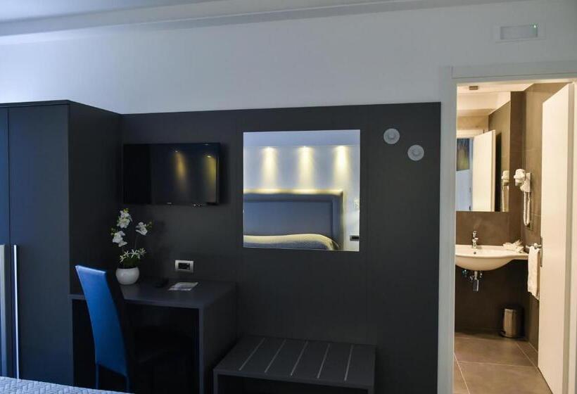 Четырехместный Номер Стандарт с Балконом, Pompei Inn Ruins B&b Luxury Suite