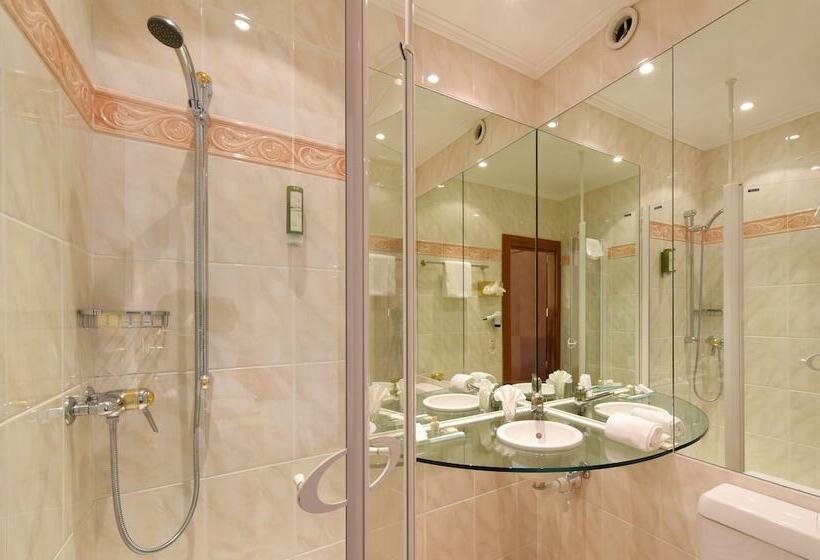 غرفة قياسية ثلاثية, Golf Hotel René Capt