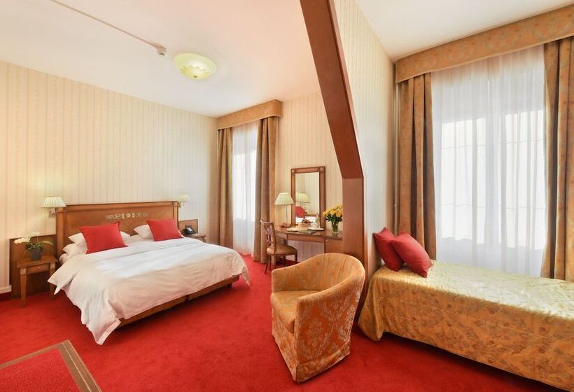 غرفة قياسية ثلاثية, Golf Hotel René Capt