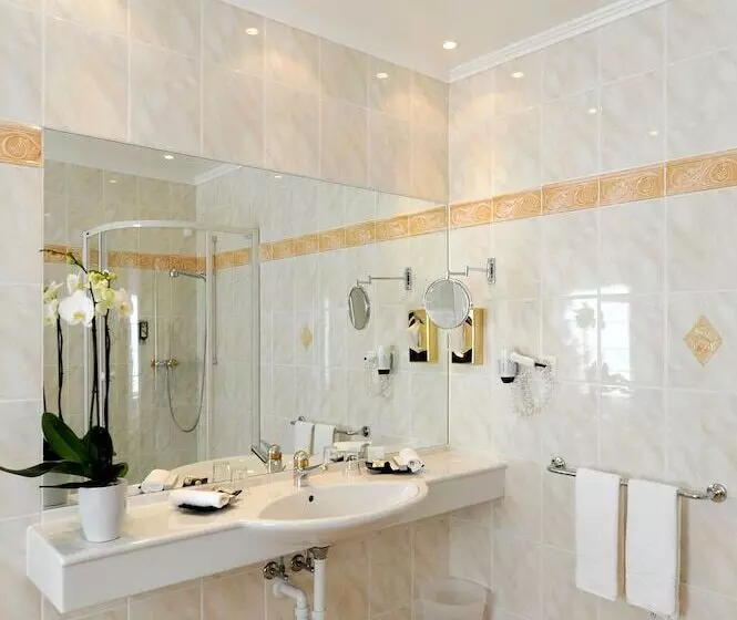 اتاق لوکس با چشم‌انداز دریاچه, Golf Hotel René Capt