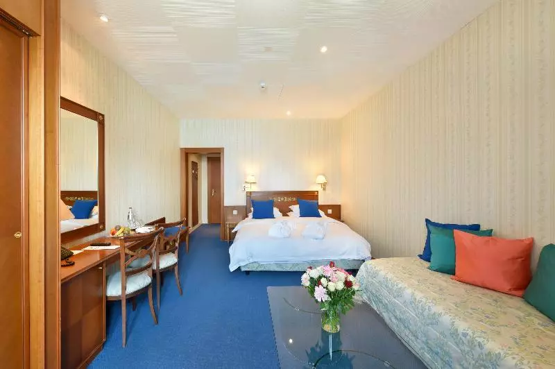 اتاق استاندارد سه نفره, Golf Hotel René Capt