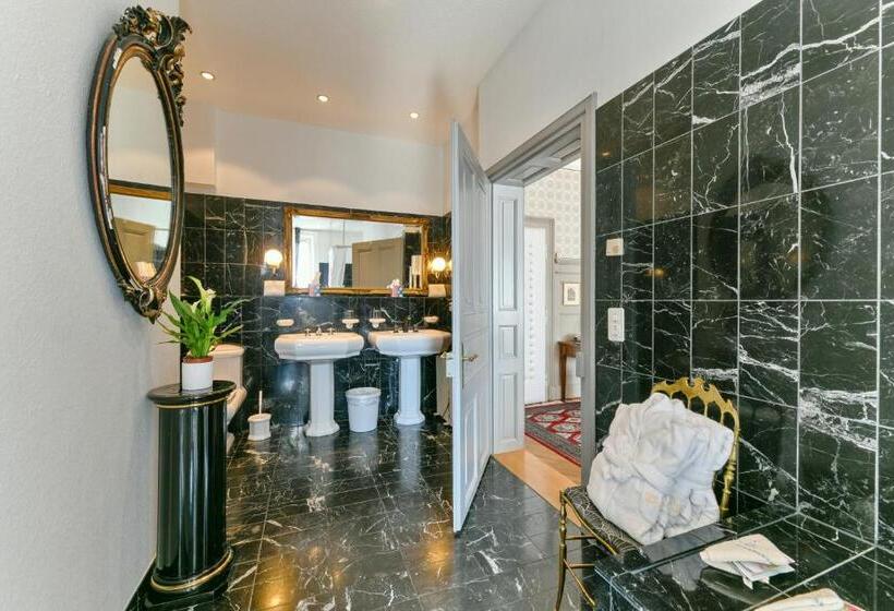 غرفة عائلية, Park Villa