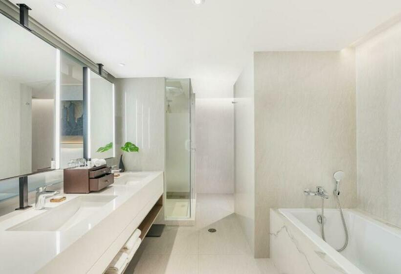 سوییت اجرایی, Pathumwan Princess Hotel   Sha Extra Plus Certified