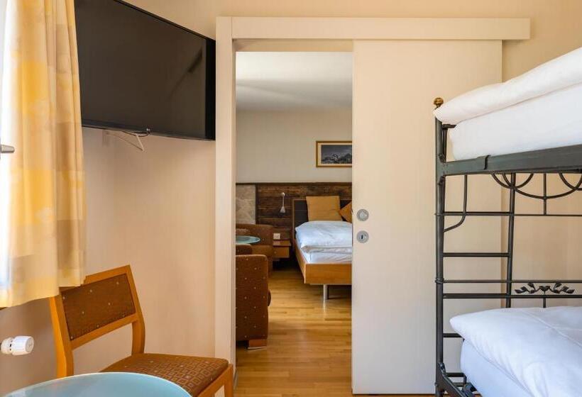 חדר משפחתי, Pollux