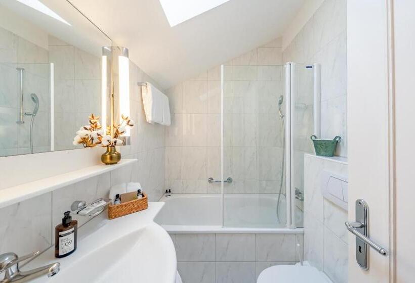 חדר קלאסי לשלושה, Pollux