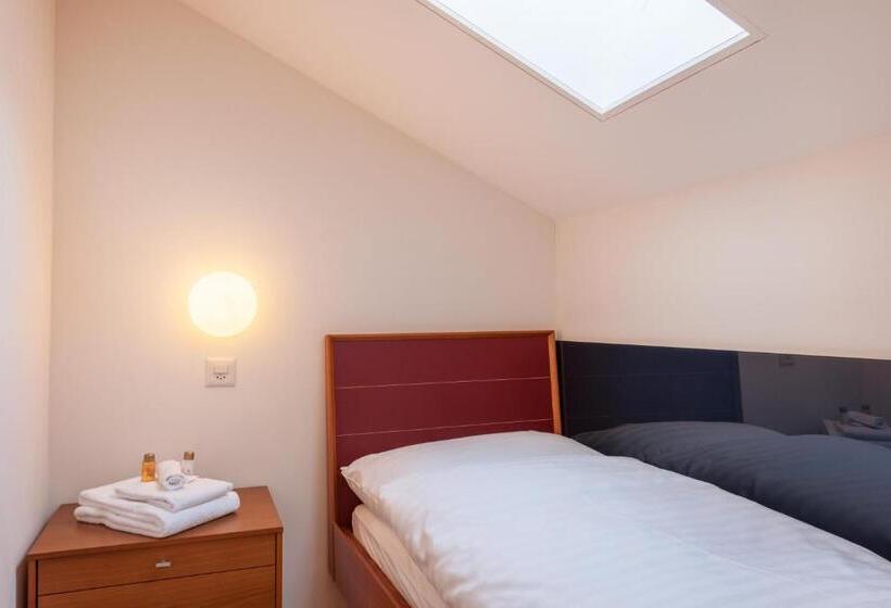 חדר קלאסי לשלושה, Pollux