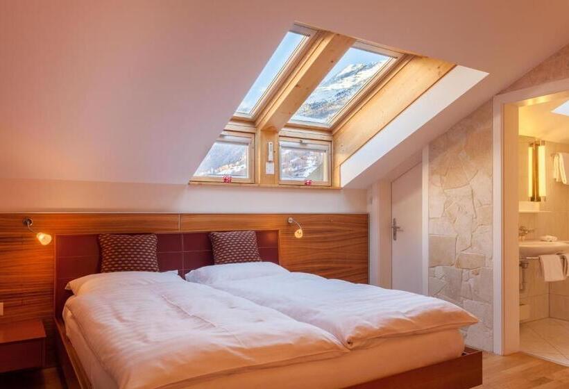 חדר קלאסי לשלושה, Pollux