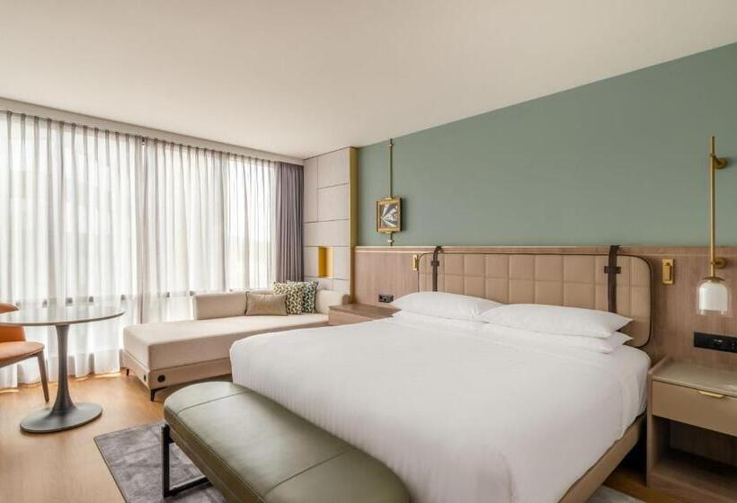 带大床的高级房间, Zurich Marriott