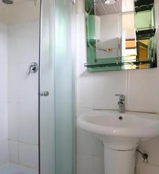 اتاق اکونومی, Fikirandray Lodge
