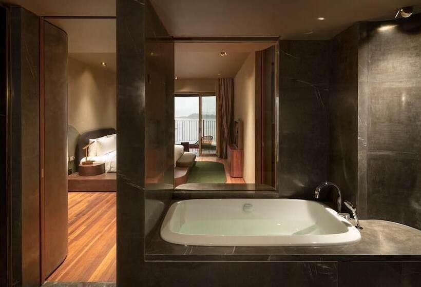 جناح ديلوكس, Karen