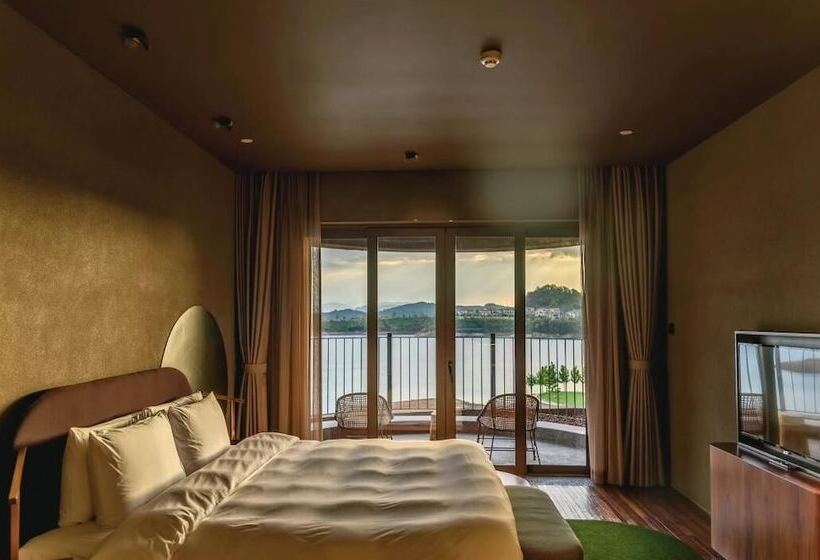 جناح ديلوكس, Karen