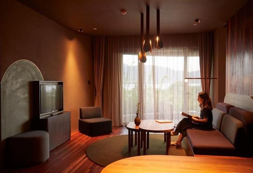 جناح ديلوكس, Karen