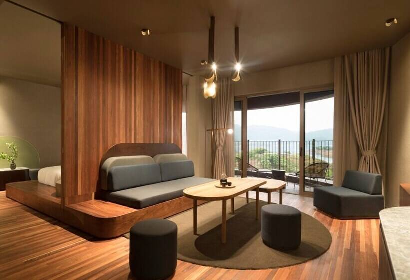 جناح ديلوكس, Karen