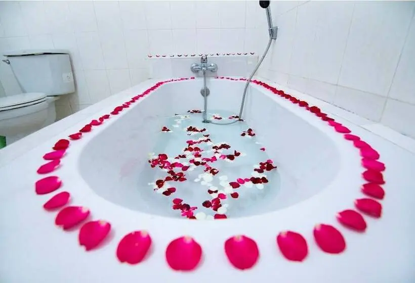 اتاق لوکس, Cherry Queen