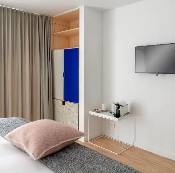 Cameră Familiară, B&b Baz