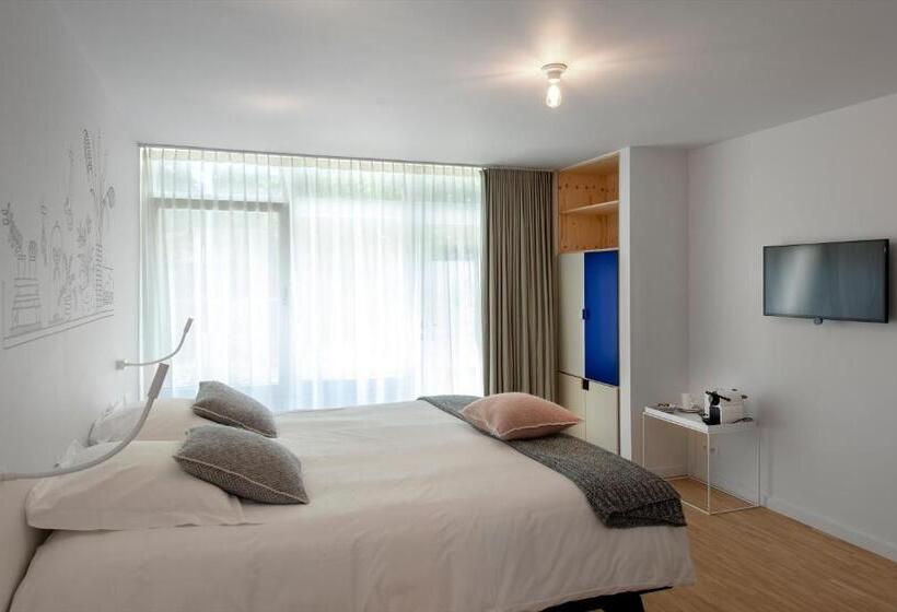 חדר משפחתי, B&b Baz