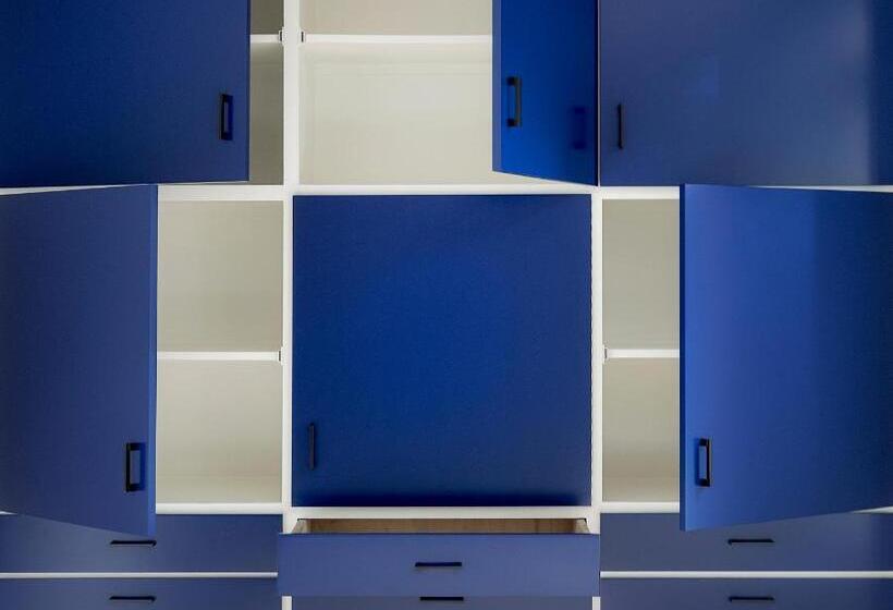 חדר משפחתי, B&b Baz