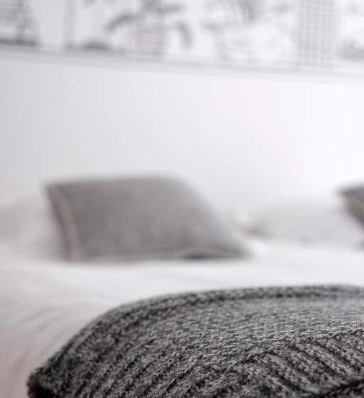 חדר משפחתי, B&b Baz