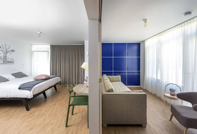 Cameră Familiară, B&b Baz